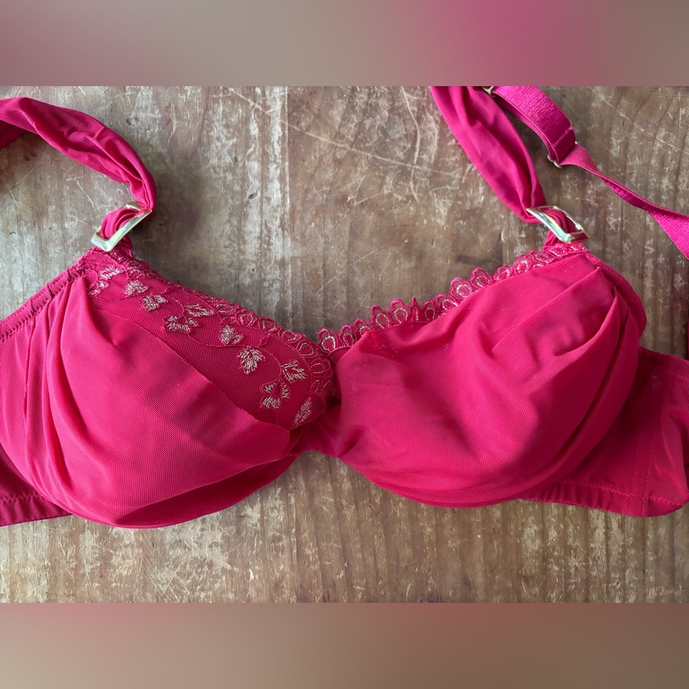 EUC Cacique full coverage red with gold accents bra. 40B.